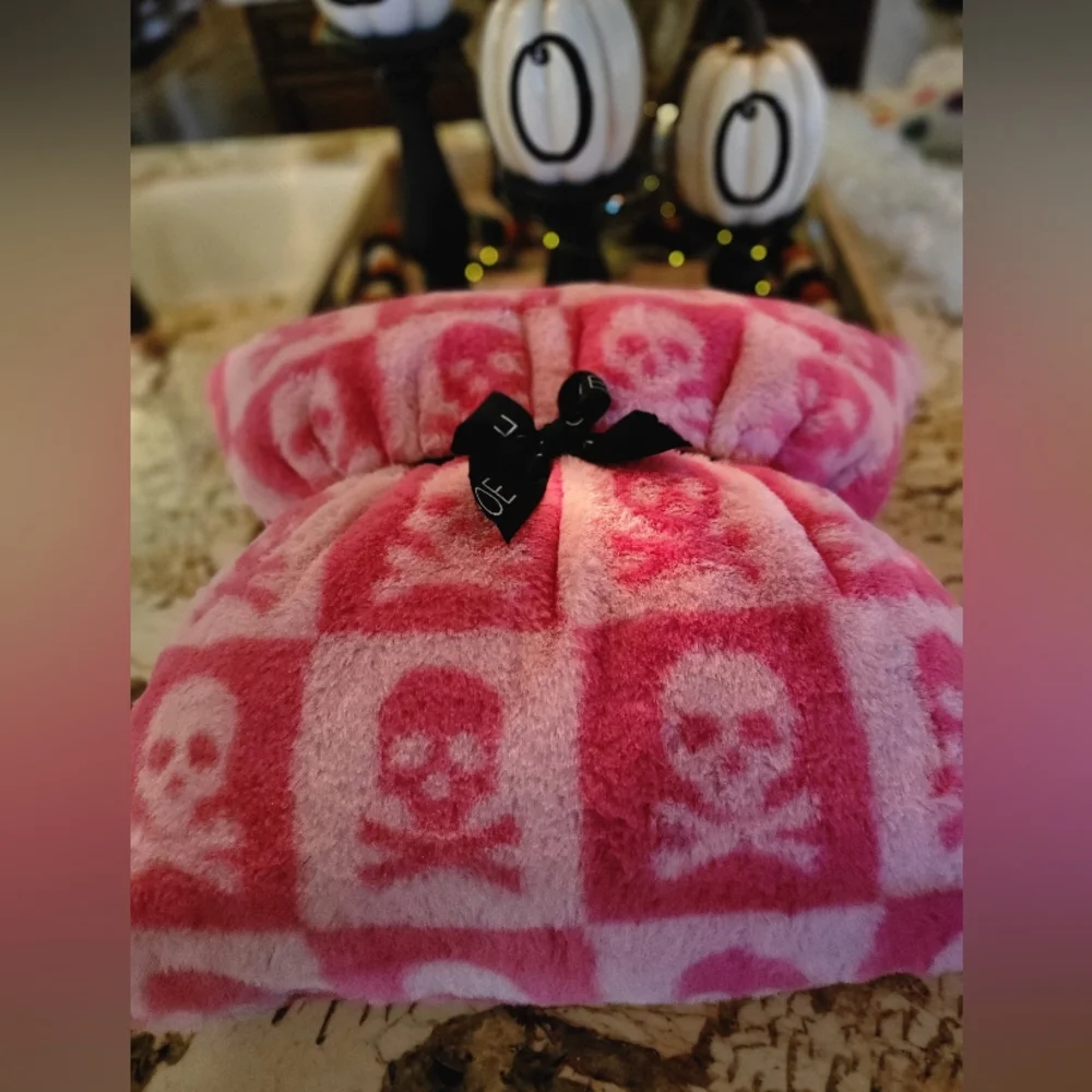 New Rachel Zoe Halloween Pink Skull Throw Pillow Nwt 🩷💀🩷 - Picture 5 of 13